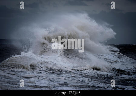 Tempête de la mer comme Desmond batters la côte de Porthcawl, dans le sud du Pays de Galles. Banque D'Images