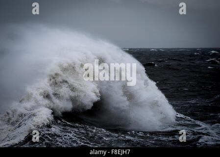 Tempête de la mer comme Desmond batters la côte de Porthcawl, dans le sud du Pays de Galles. Banque D'Images