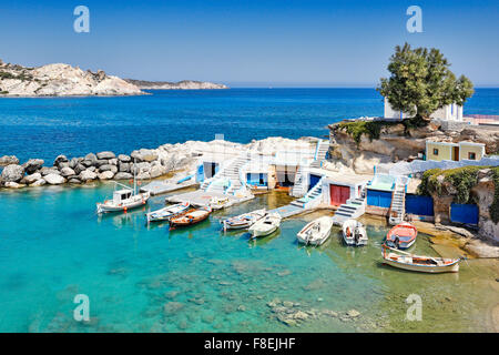 Maisons de pêcheurs traditionnels avec l'impressionnant abris, également connu sous le nom de "syrmata" à Mandrakia de Milos, Grèce Banque D'Images