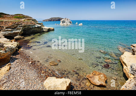 Une petite plage et des formations de roche blanche près de Mavrospilia à Kimolos, Grèce Banque D'Images