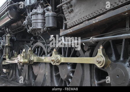 Les roues de la locomotive à vapeur et des bielles Banque D'Images