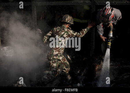 Katmandou, Népal. 9Th Mar, 2015. Les pompiers pour éteindre l'incendie dans une maison de gros électronique causés par court-circuit électrique dans la région de Basantapur, Katmandou, Népal, du 9 décembre 2015. L'incendie a causé des pertes non ; cependant, il y a des dommages dans les infrastructures et les produits électroniques. Credit : Pratap Thapa/Xinhua/Alamy Live News Banque D'Images