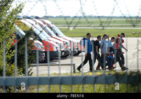 Prague, République tchèque. Apr 30, 2015. Un avion muni de 45 tchèques et les citoyens d'autres nations de l'UE ont évacué du Népal, a frappé récemment par un séisme dévastateur, a atterri à Prague, République tchèque République tchèque après il a fallu le personnel médical et les pompiers à Katmandou pendant la nuit, le 30 avril 2015. © Michal Krumphanzl/CTK Photo/Alamy Live News Banque D'Images