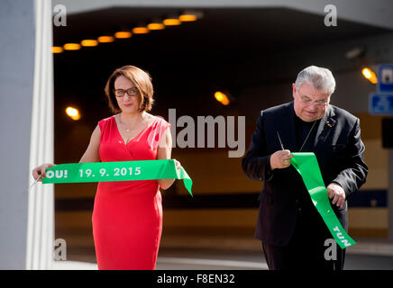 La cérémonie d'ouverture de la 6-km-long tunnel Blanka complexe, dont la construction a duré huit ans et coûté 43 milliards de couronnes, à Prague, en République tchèque, le 19 septembre 2015. Maire de Prague photo Adriana Krnacova (à gauche) et le cardinal Dominik Duka. (CTK Photo/Vit Simanek) ***EXAMEN ANNUEL 2015 PAR CTK*** Banque D'Images