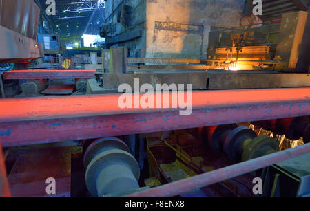 Acier à chaud sur les tapis à l'intérieur de l'usine sidérurgique Banque D'Images