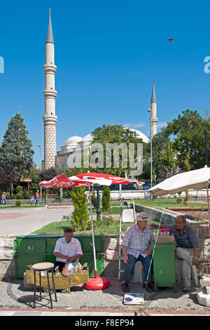 Türkei, Thrakien, Edirne, Schuhputzer vor der Üc Serefli Camii Banque D'Images