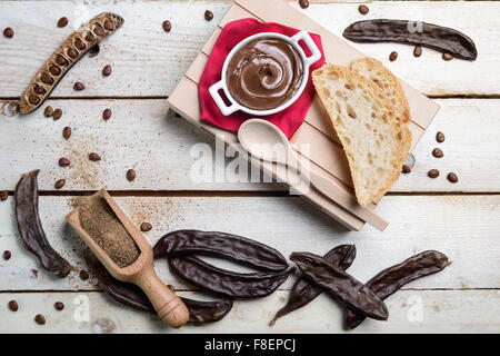 Composizione di crema al cioccolato di carruba Banque D'Images