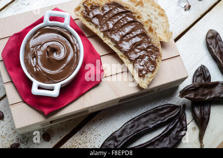 Composizione di crema al cioccolato di carruba Banque D'Images