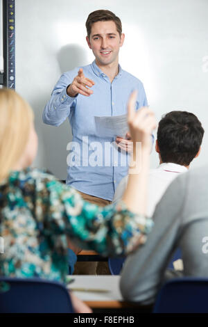 Répondre à l'enseignant en classe d'élèves en question Banque D'Images