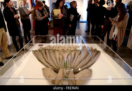 Les journalistes regardez une robe portée par portée par l'actrice britannique Vivien Leigh dans le film 'Autant en emporte le vent" à l'exposition 'La Meilleure actrice - Oscars, rôles et Images' à Berlin, Allemagne, 09 décembre 2015. L'exposition peut être vu à partir du 10 décembre 2015 jusqu'au 01 mai 2016 dans la Deutsche Kinemathek. Photo : BRITTA PEDERSEN/dpa Banque D'Images