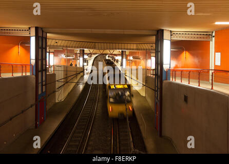 Image montre un train Stadtbahn de quitter une station de métro à U-Bahnhof Rotebühlplatz sur Künigstraße à Stuttgart. Banque D'Images