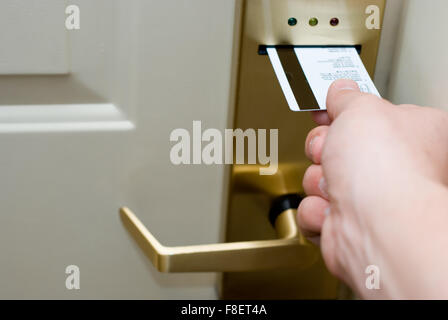 Hôtel électronique serrure de sécurité porte à la part de l'insertion d'une carte à bande magnétique clé pour déverrouiller la porte Banque D'Images