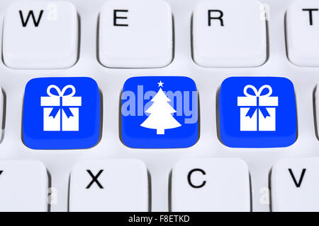 Cadeaux de Noël cadeau en ligne de commande d'achats e-commerce internet shop concept Banque D'Images