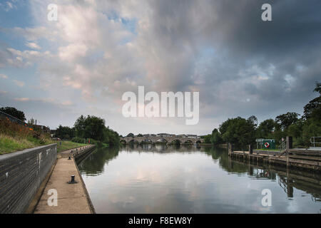 Paysage du matin de blocage et Chertsey weir sur la Tamise à Londres Banque D'Images