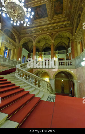 Le bel escalier de l'Opéra d'Etat de Hongrie à Budapest, Hongrie. Banque D'Images