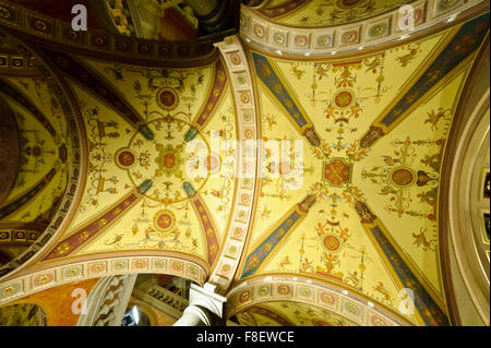 Le beau plafond de l'entrée dans l'Opéra d'Etat de Hongrie à Budapest, Hongrie. Banque D'Images