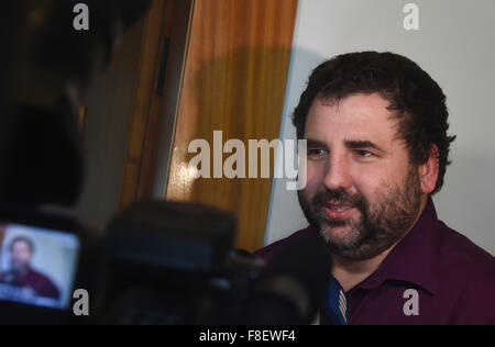 Le procureur de l'état surveillance Ales Bohac parle à la journaliste au sujet de la cause de Polish conducteur de camion à la Cour régionale de Novy Jicin, République tchèque, le Mercredi, Décembre 9, 2015. Le 22 juillet, le conducteur du camion polonais Slawomir Wojciech Sondaj tôle transport entré un passage à niveau, bien que les barrières étaient en baisse et le voyant rouge est allumé. Une grande vitesse Pendolino, tournant à 142 km/heure, bute dans le camion. Cependant, le pilote polonais tiré sans blessures graves comme le train couper la cabine. Le reste du camion a pris feu et la poussé la combustion deb Banque D'Images