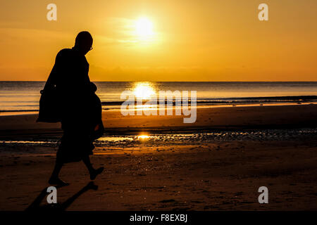 Silhouette de Monk à pied sur la plage , Huahin , Thaïlande Banque D'Images