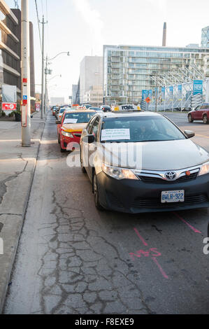 Toronto, Canada. 9 décembre 2015. Les chauffeurs de taxi de Toronto se rassemblent pour organiser une manifestation contre le service de taxi Uber Crédit : Peter Llewellyn/Alamy Live News Banque D'Images