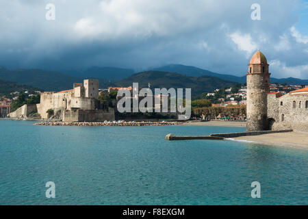 Vue de Collioure, Roussillon, sud de la France, avec une tempête dans les montagnes Banque D'Images