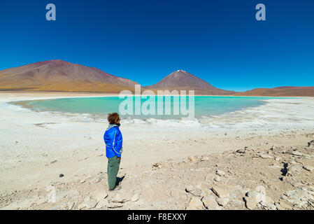 Les touristes à la recherche au paysage magnifique de "Laguna Verde" (eng. Green Lagoon), la glace d'un lac de sel sur le chemin à l'Uyuni Salt Banque D'Images