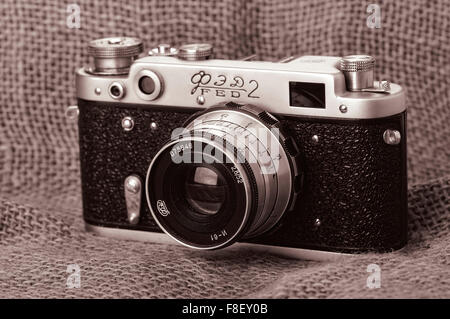 Appareil photo Vintage soviétique de Russie FED 2 concernant la mise à pied, un filtre d'image stylisée retro style Banque D'Images