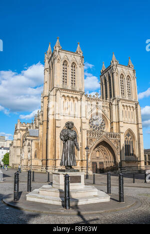 L'église cathédrale de la Sainte et indivisible Trinité, aussi la cathédrale de Bristol, sur College Green, avec statue de Ram Mohan Roy. Banque D'Images