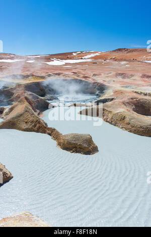 La vapeur chaude de flaques d'eau et de boue dans la région géothermique des hauts plateaux andins de Bolivie. Roadtrip à la célèbre sel de Uyuni Banque D'Images