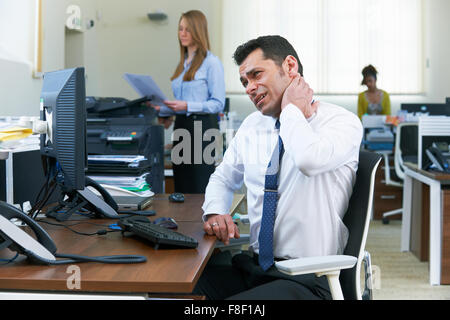 Man souffrant de douleur au cou Banque D'Images