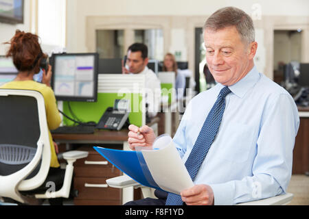 Senior Businessman in Busy Modern Office Banque D'Images