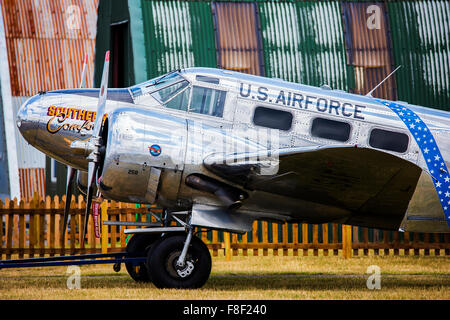 Beechcraft C-45H Expeditor parqué au cours de Duxford Air Show à côté d'un hangar à l'Aérodrome de Duxford Banque D'Images