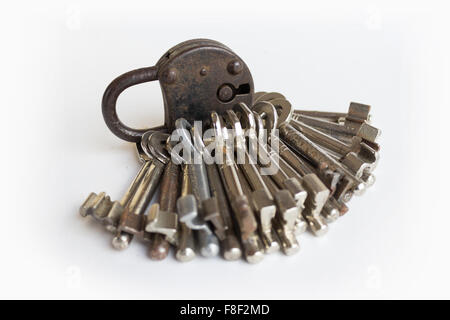 Trousseau de clés et ancienne serrure isolé sur fond blanc - porte-clés et verrouillage Banque D'Images