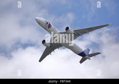 Un Airbus A350 montrant son agilité au Farnborough Air Show 2014 Banque D'Images