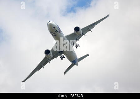 Un Airbus A350 montrant son agilité au Farnborough Air Show 2014 Banque D'Images