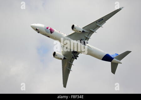 Un Airbus A350 montrant son agilité au Farnborough Air Show 2014 Banque D'Images