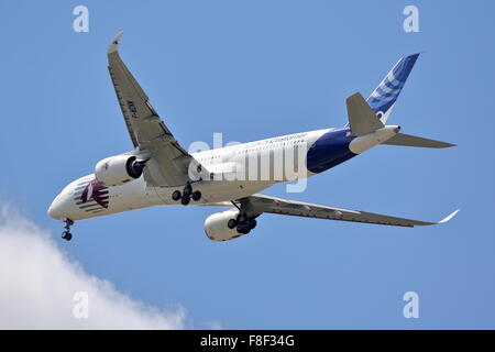 Un Airbus A350 montrant son agilité au Farnborough Air Show 2014 Banque D'Images