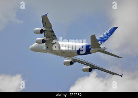 Un Airbus A380-800 montrant son agilité au Farnborough Air Show 2014 Banque D'Images