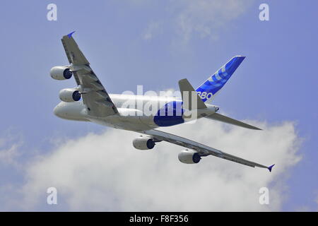 Un Airbus A380-800 montrant son agilité au Farnborough Air Show 2014 Banque D'Images