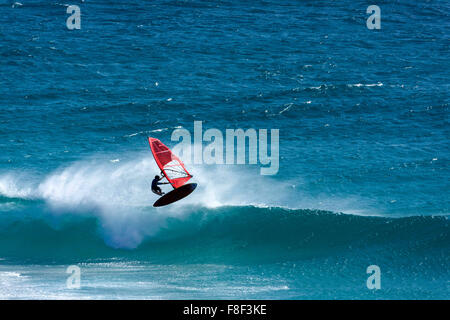 Wind Surfer vague saut, Esperance, l'ouest de l'Australie. Banque D'Images