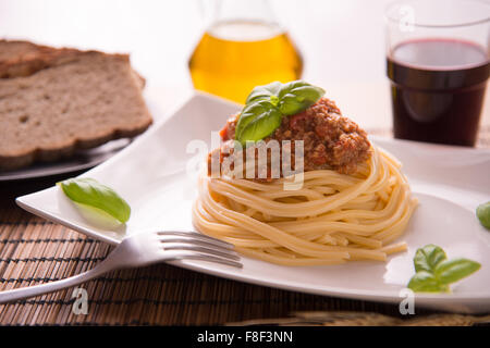 Spaghetti bolognaise italienne habillée avec sauce végétalienne Banque D'Images