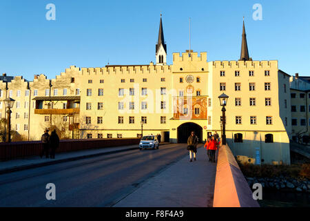 À l'auberge Brucktor Pont, tour-porte fermée de la fortification médiévale, Wasserburg am Inn, Bavière, Allemagne Banque D'Images