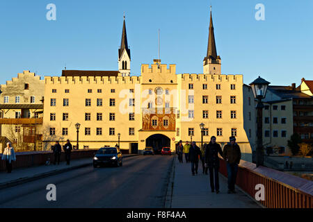 À l'auberge Brucktor Pont, tour-porte fermée de la fortification médiévale, Wasserburg am Inn, Bavière, Allemagne Banque D'Images