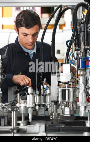 Stagiaire Ingénieur travaillant sur des machines en usine Banque D'Images
