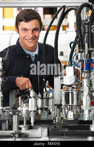 Stagiaire Ingénieur travaillant sur des machines en usine Banque D'Images