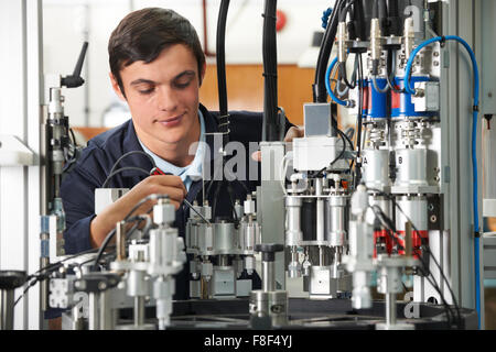 Stagiaire Ingénieur travaillant sur des machines en usine Banque D'Images