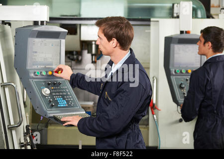 D'EXPLOITATION Ingénieur de machine de coupe contrôlée par ordinateur Banque D'Images