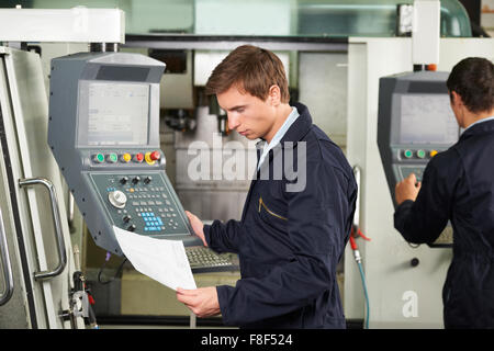 D'EXPLOITATION Ingénieur de machine de coupe contrôlée par ordinateur Banque D'Images