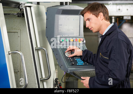 Machine de découpe informatisé d'exploitation ingénieur Banque D'Images