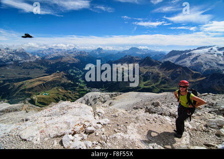 Sur Trekker haut de Piz Boe à les Dolomites, Italie Banque D'Images