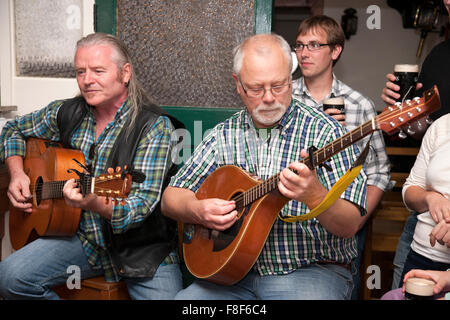 La musique traditionnelle irlandaise pub session, Cashel, comté de Tipperary en Irlande. Banque D'Images